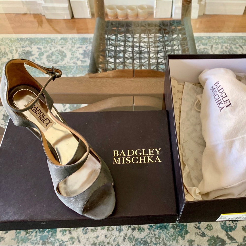 Badgley Mischka Pewter Grey Heels sz 8